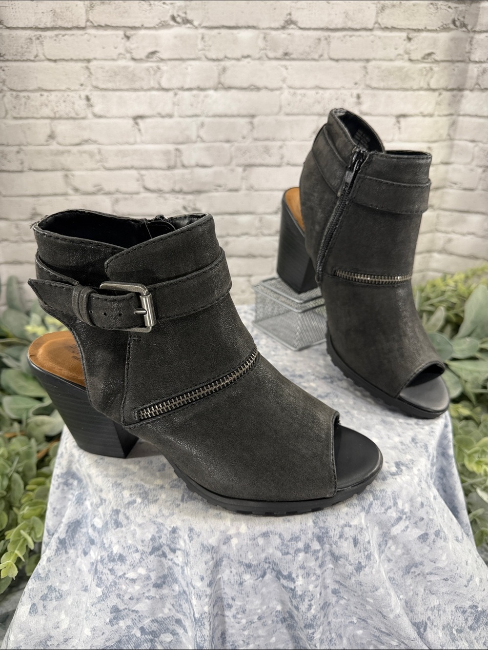 SONOMA “Jade” Black Faux Leather Biker Buckle Open-Toe Zip Boots WMS 6.5M🖤NWOT